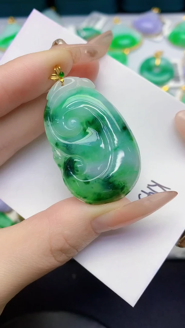 颈饰18K金镶嵌翡翠缅甸天然翡翠A货