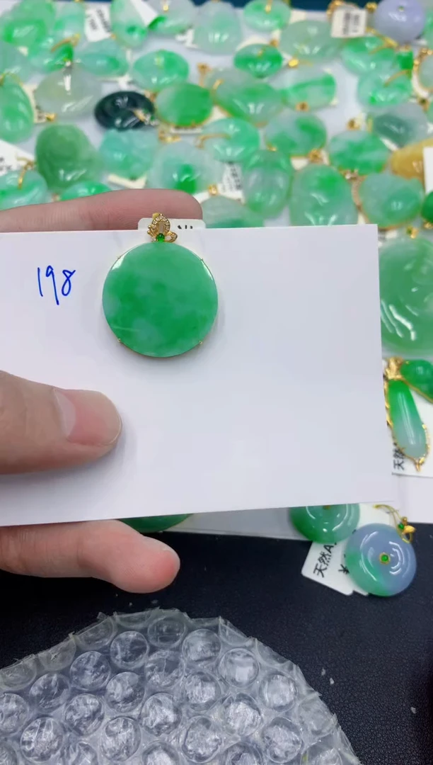 颈饰18K金镶嵌翡翠宇*111111