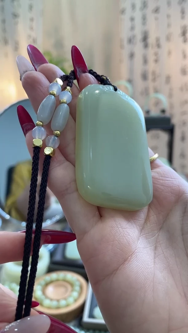 青海料46大无事牌，带中国结编绳