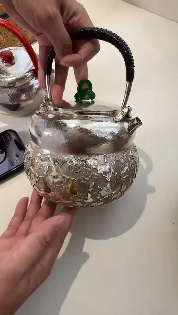 -'呆坐 錾刻嵌金福禄连绵 提梁煮水壶