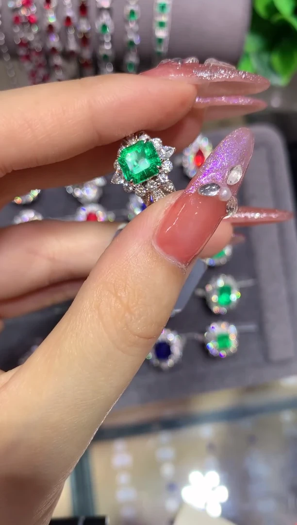 18K金镶嵌戒指祖母绿1.39CT