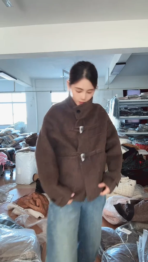648 短款牛角扣外套
