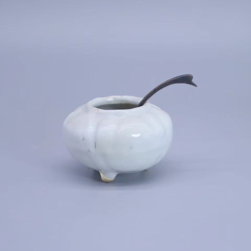 36: 清中期白釉三足水盂