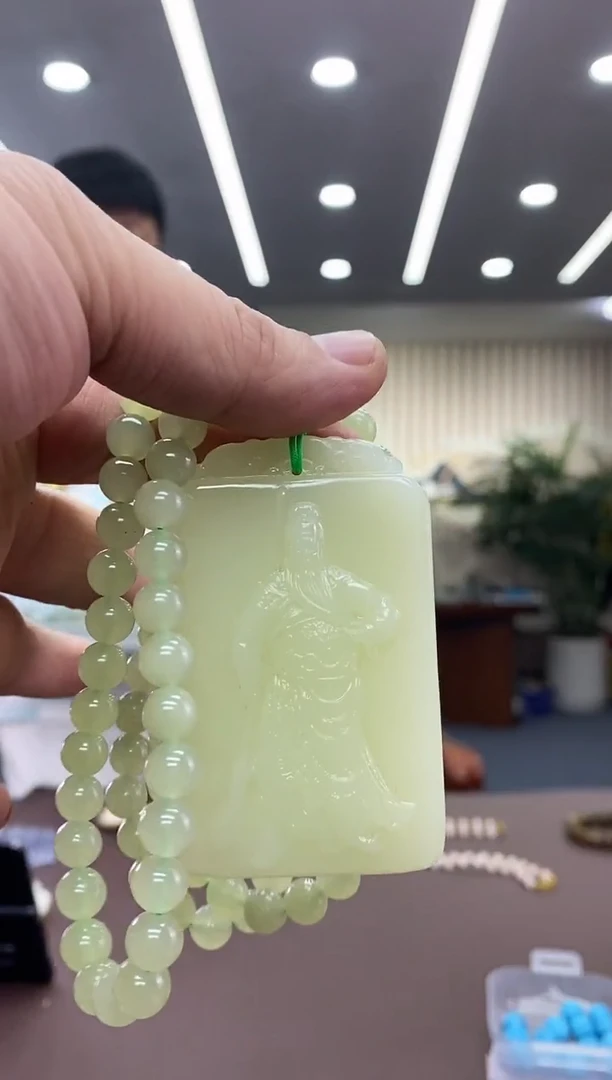 和田玉未镶嵌颈饰关公