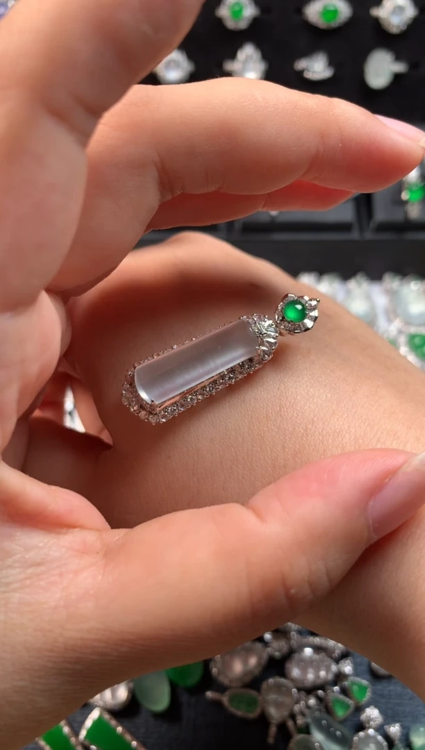 颈饰18K金镶嵌翡翠无事柱