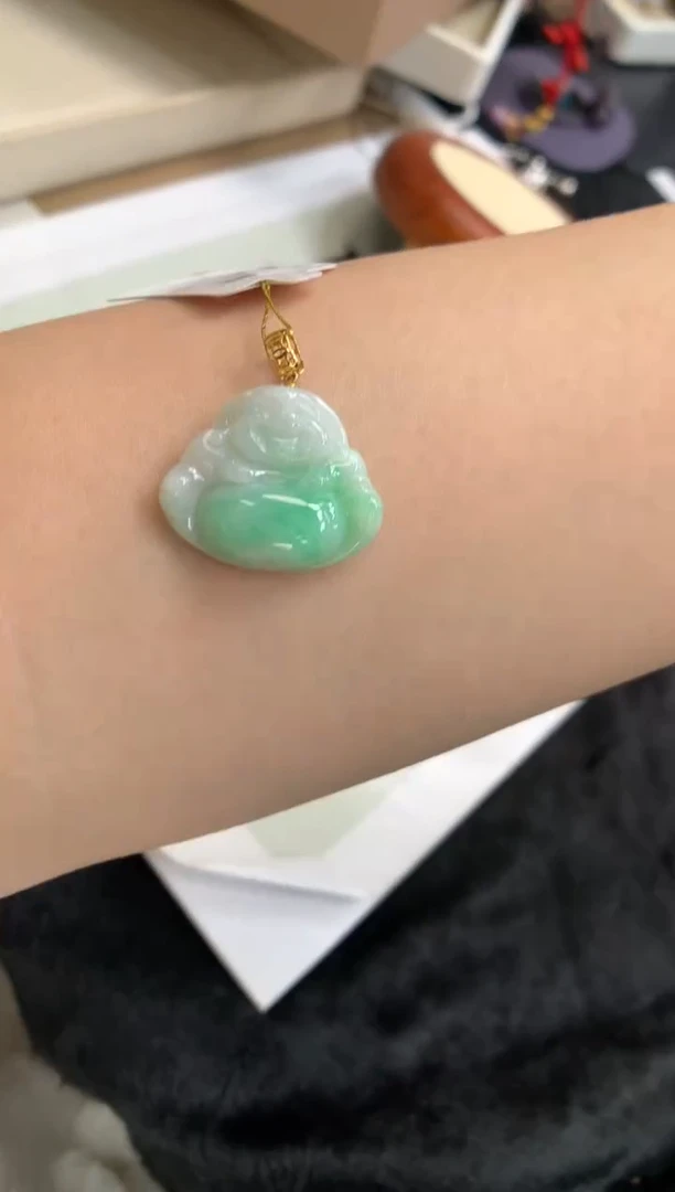 翡翠18K金镶嵌颈饰佛公