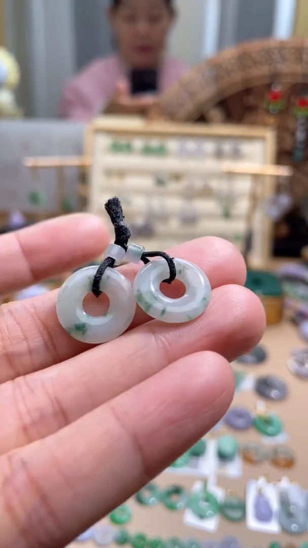 【闪购商品】翡翠颈饰未镶嵌甜甜圈一对