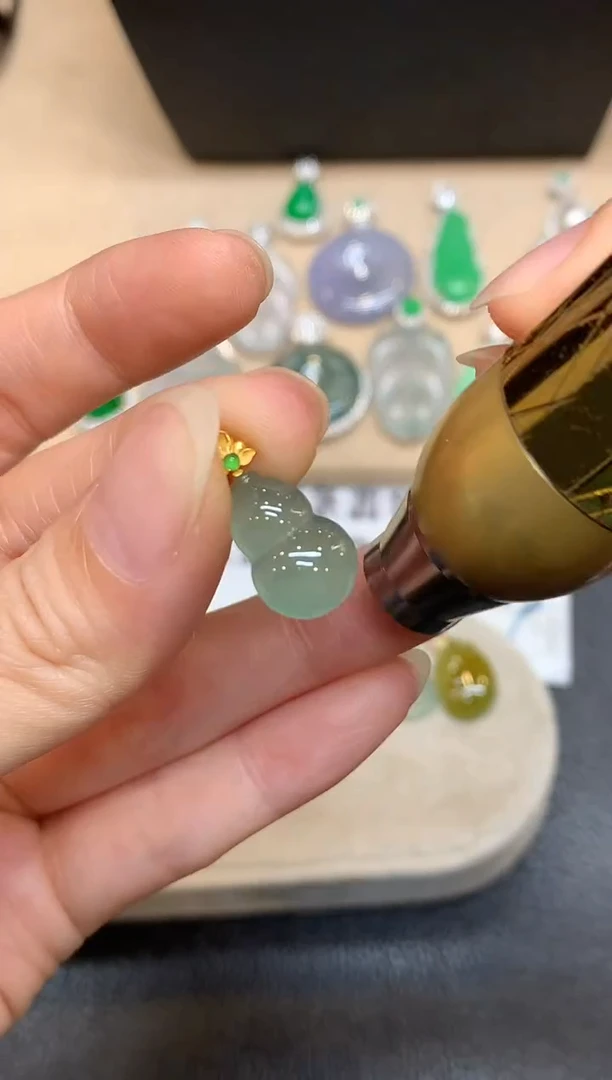 颈饰18K金镶嵌翡翠葫芦【无服务费