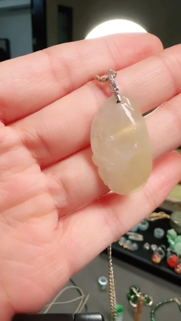 颈饰18K金镶嵌翡翠吊坠