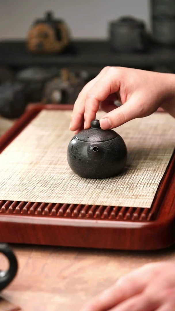 归玉堂冰碛岩重工雕刻透光西施壶180cc