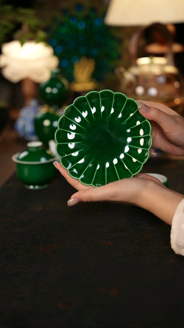 瓷唐里莲瓣纹高足壶承