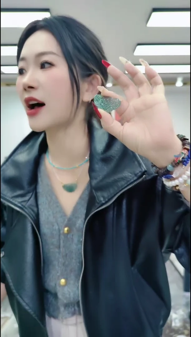 【闪购商品】翡翠颈饰未镶嵌2129蓝水雕刻蝴蝶