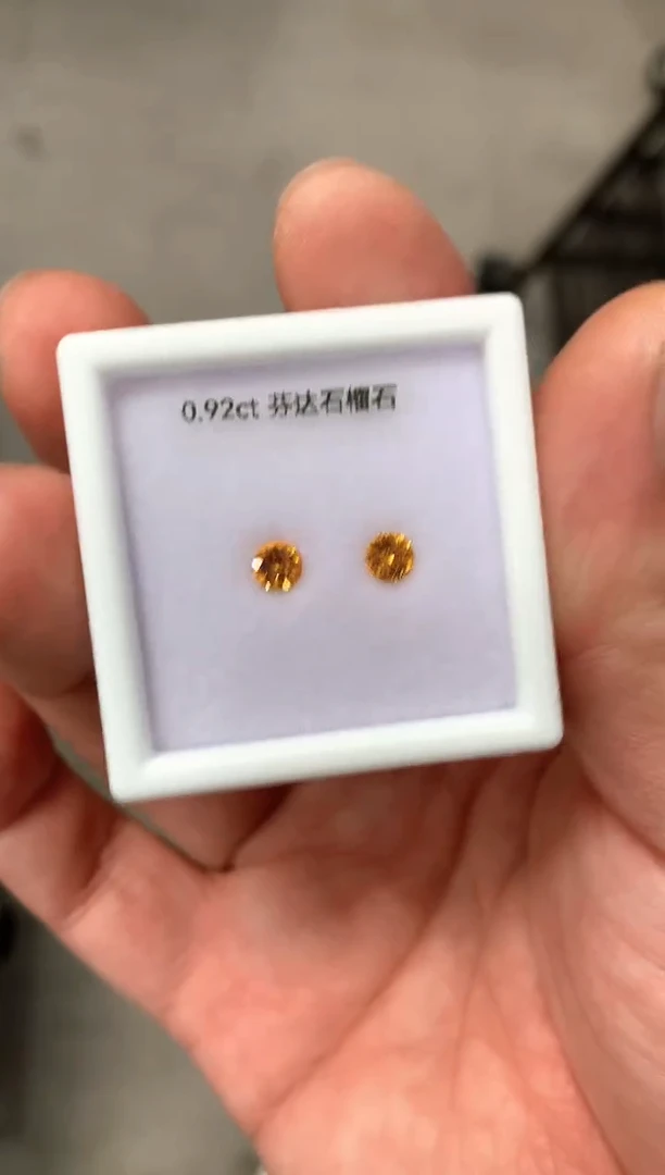 未镶嵌裸石石榴石（芬达石）0.9ct 多样性发货一对2粒