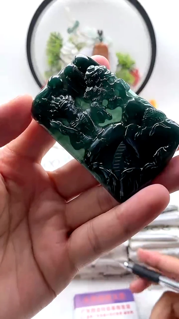 翡翠未镶嵌颈饰不动明王