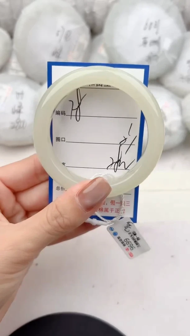 和田玉手镯未镶嵌78颜色微差无瑕疵