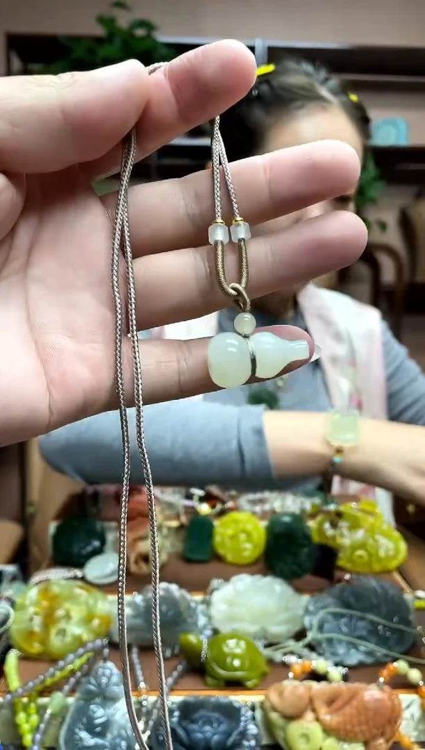 未镶嵌岫玉颈饰·