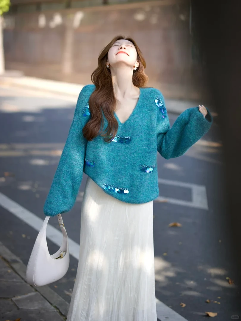 2025春季新款温柔风穿搭蓝色亮片毛衣女搭配白色半身裙显瘦两件套