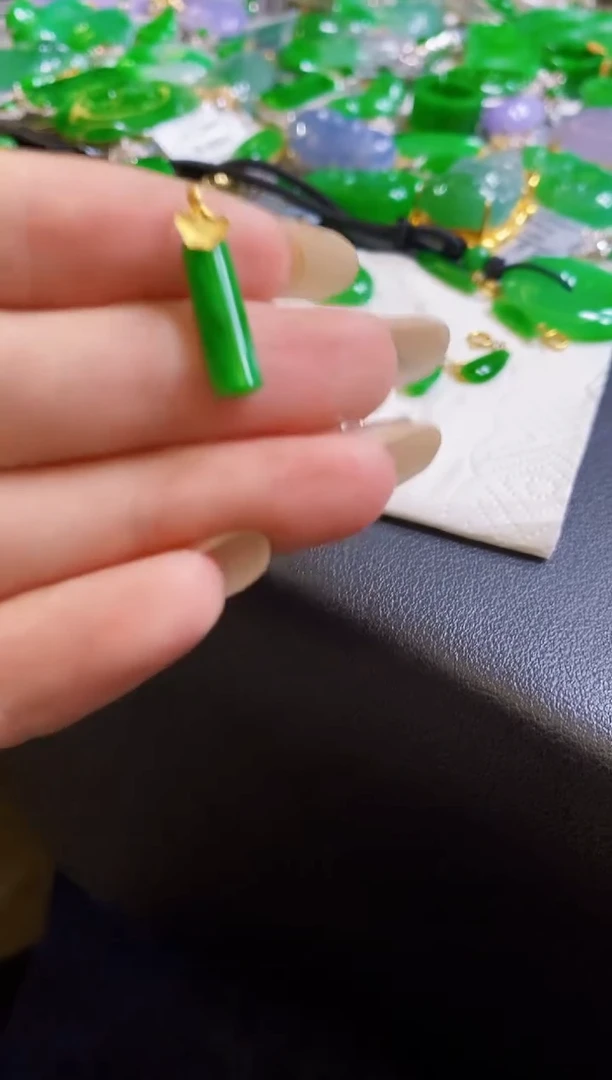 【闪购商品】定制翡翠18K金镶嵌吊坠