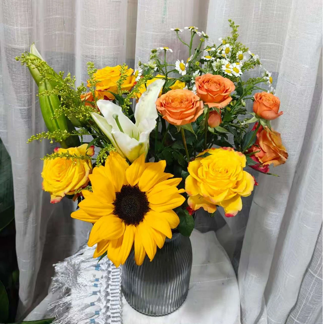 向日葵玫瑰百合瓶插鲜花