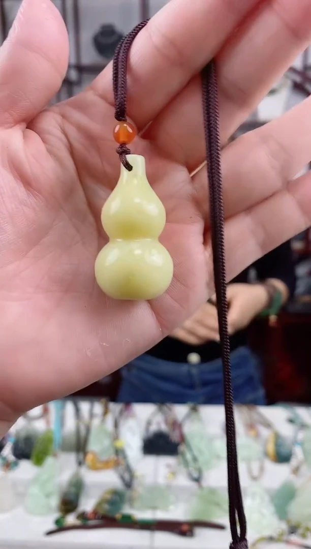 未镶嵌岫玉颈饰1