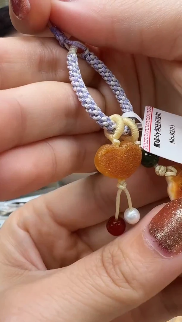 未镶嵌颈饰琥珀如图