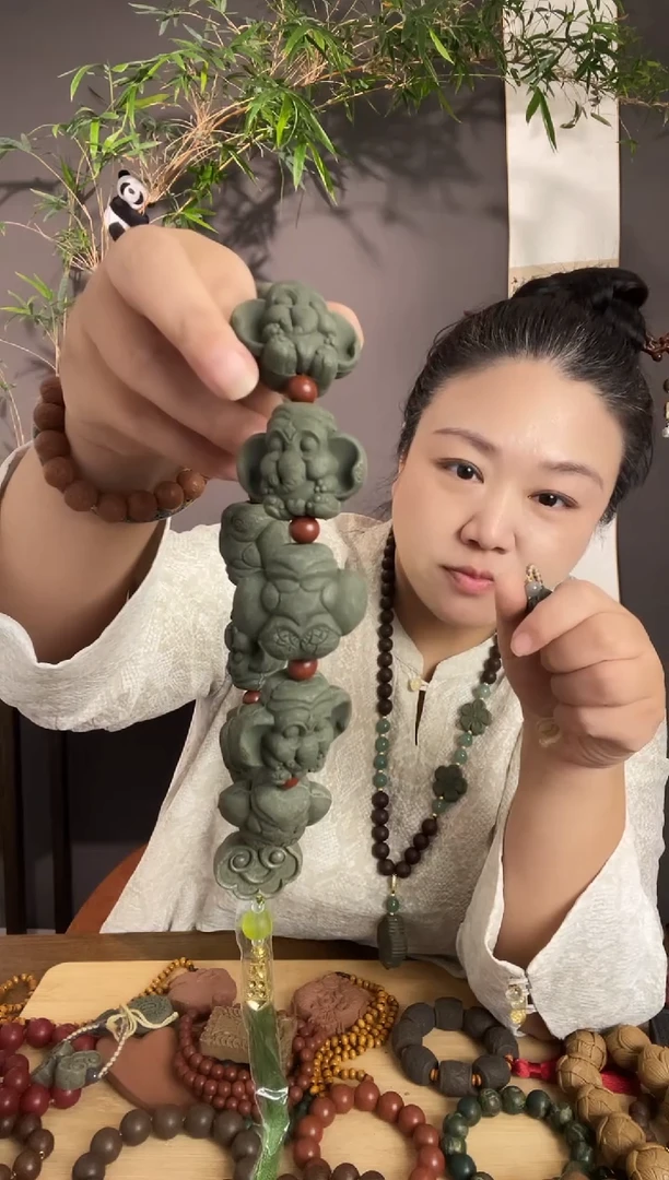 泥塑青瑶露小象手持
