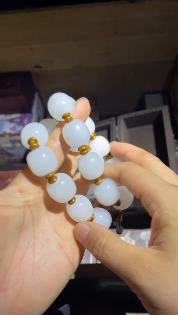 和田玉未镶嵌颈饰白玉老型珠手串1件