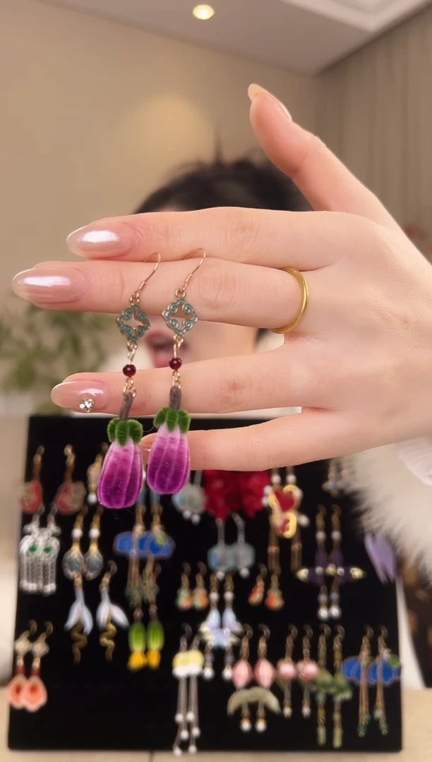 刺绣紫色茄子胖绒耳环