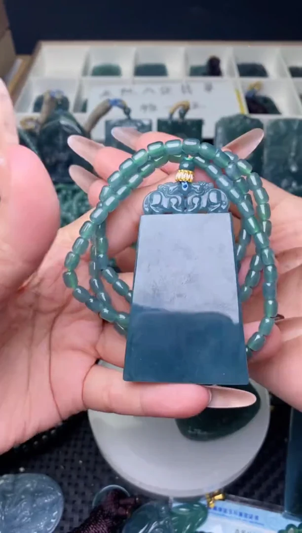 翡翠未镶嵌颈饰
