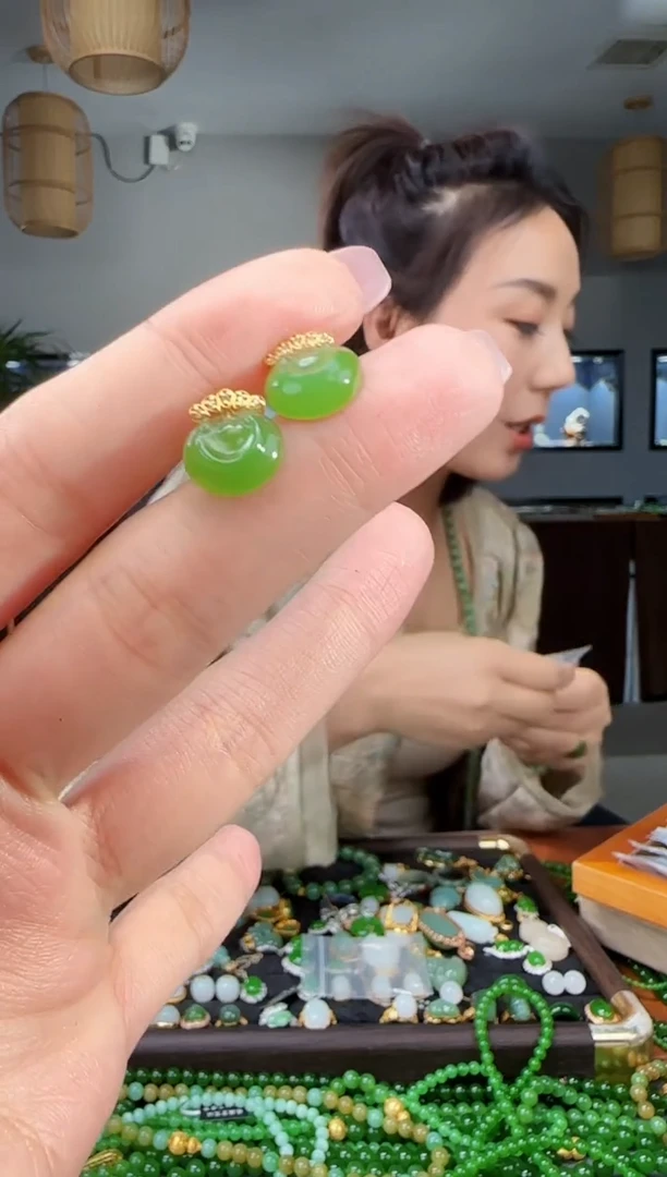 18K金镶嵌和田玉耳饰1
