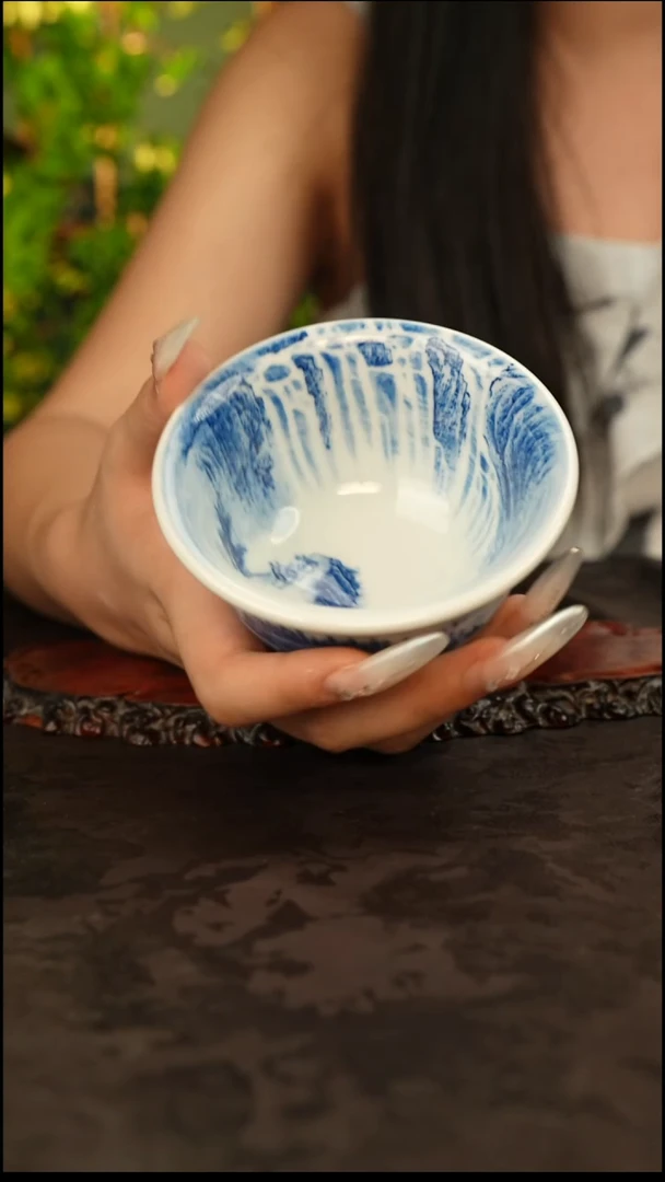 青花手绘山水瀑布压手主人杯