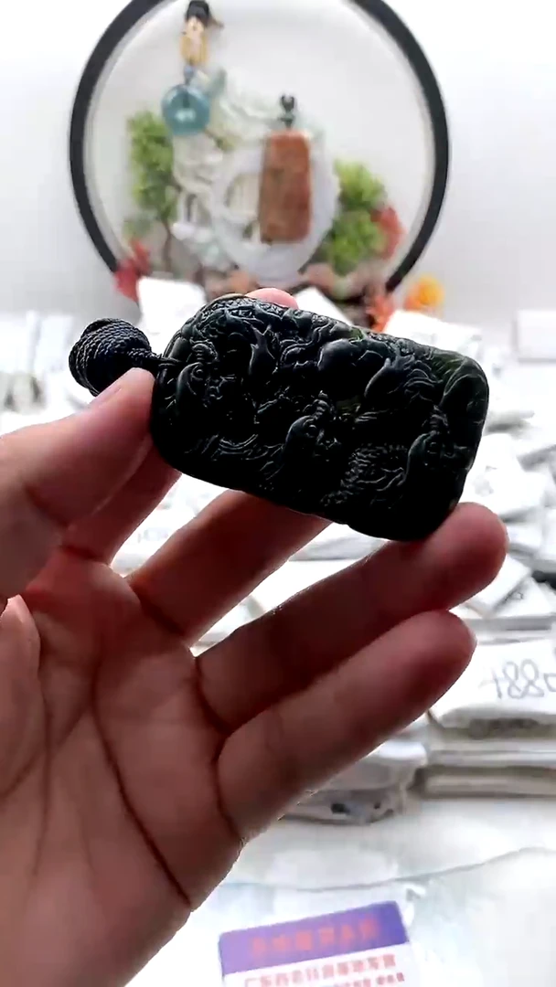 颈饰未镶嵌和田玉（墨玉）九龙牌