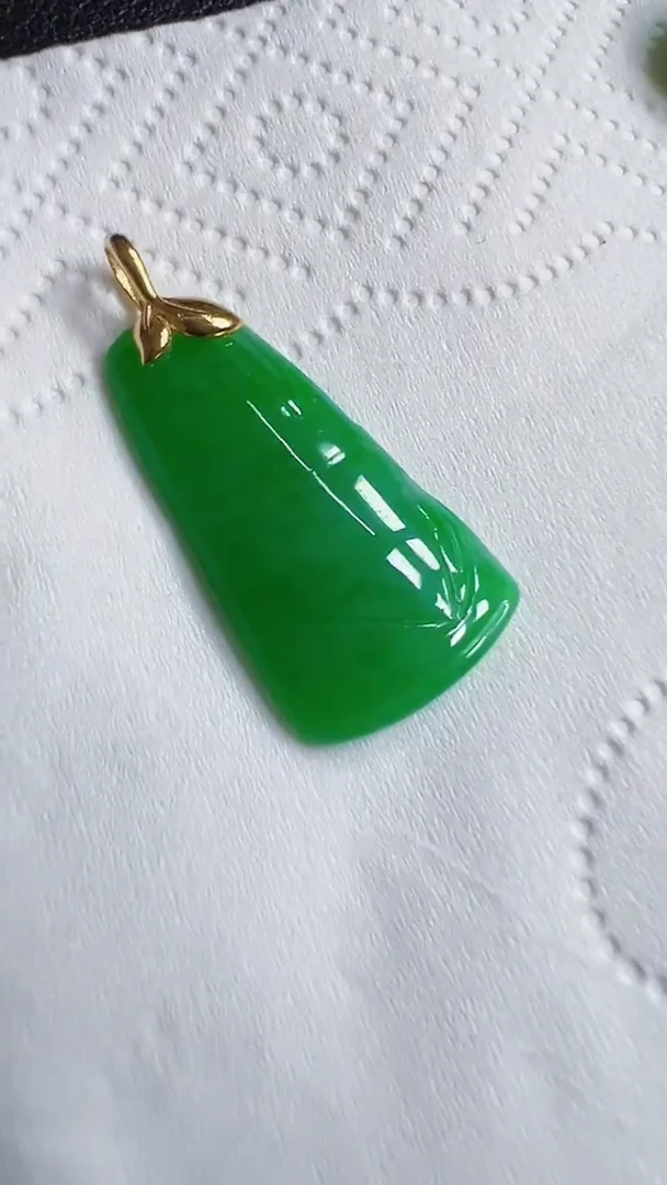 颈饰18K金镶嵌翡翠竹子