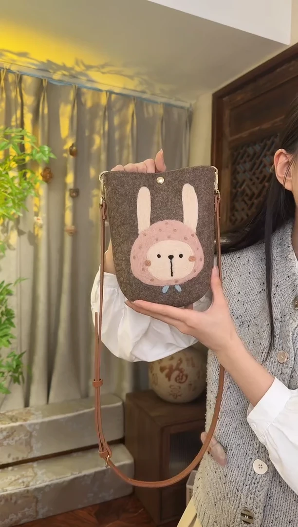 羊毛非遗纯手工包  手机包兔子