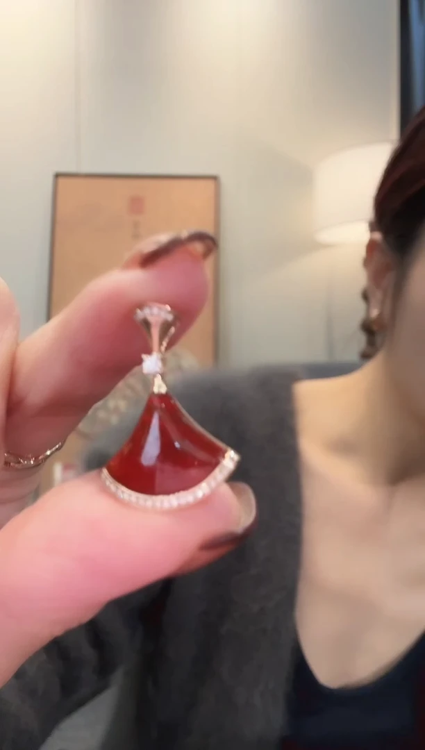 18K金镶嵌定制玛瑙18K金钻石裙子吊坠不含链