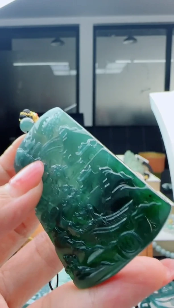 翡翠未镶嵌颈饰多样性发货其中一件