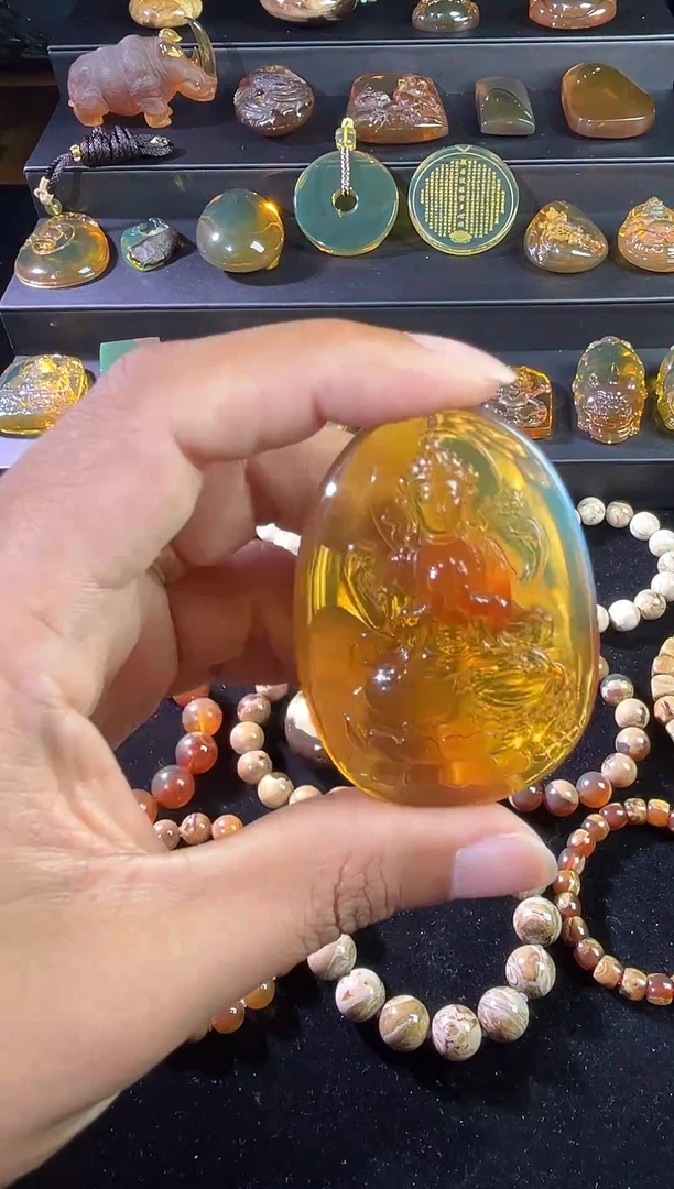 琥珀颈饰未镶嵌金棕四臂观音挂件