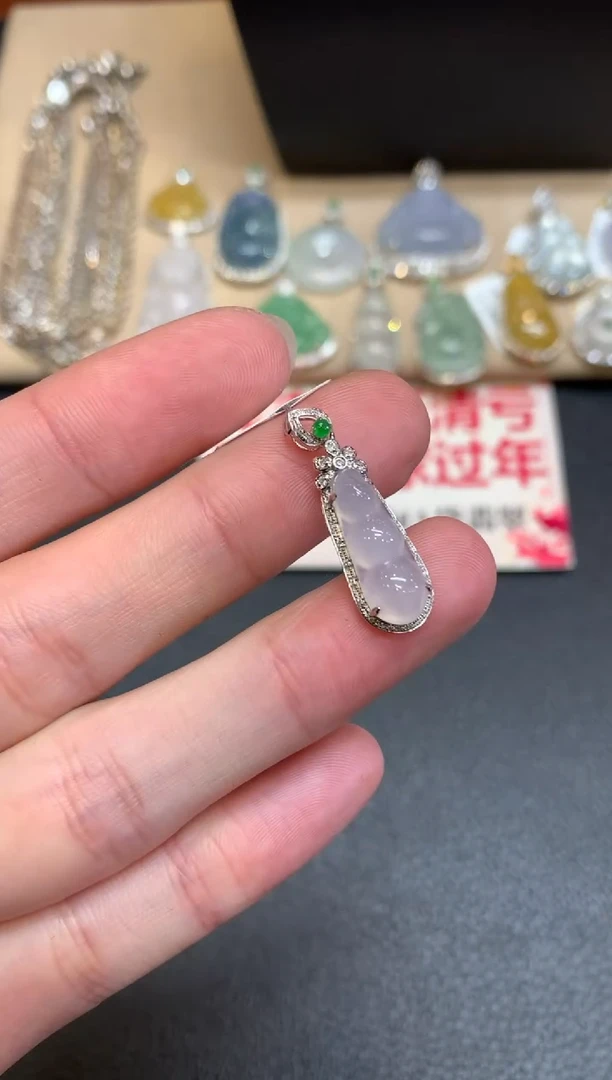【闪购商品】翡翠颈饰18K金镶嵌福豆【无服务费】
