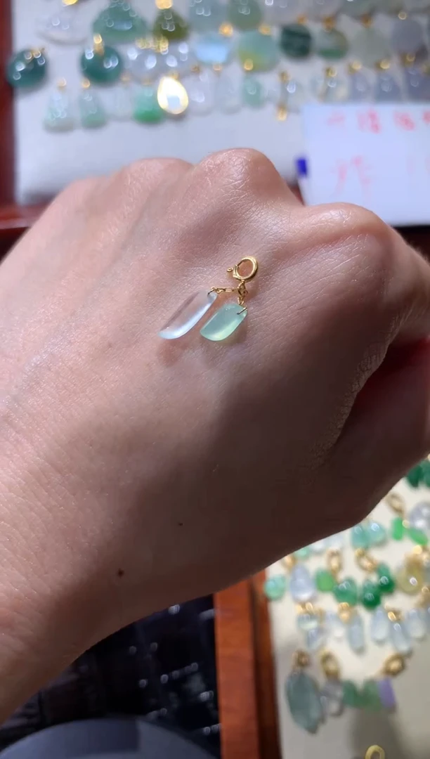 翡翠18K金镶嵌颈饰翡翠