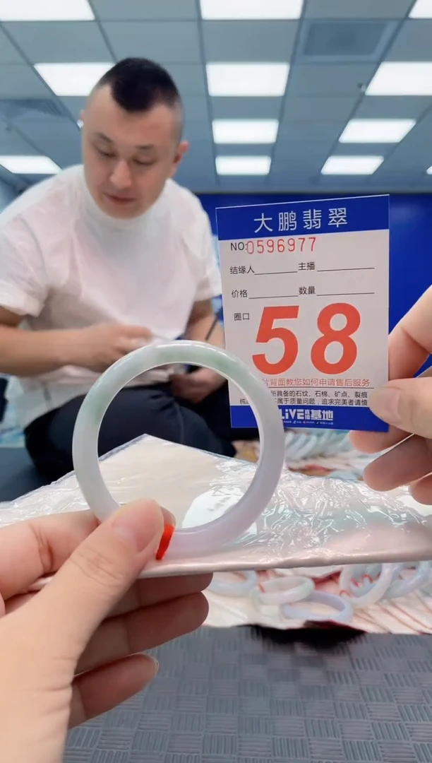 翡翠手镯未镶嵌AAAAAAAA