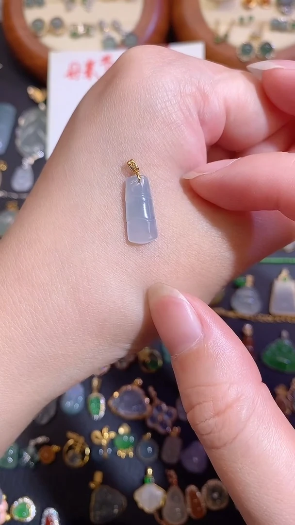 翡翠18K金镶嵌颈饰111111