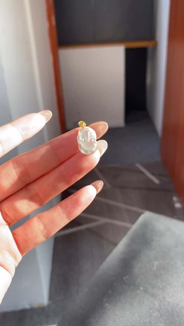 颈饰18K金镶嵌翡翠吊坠