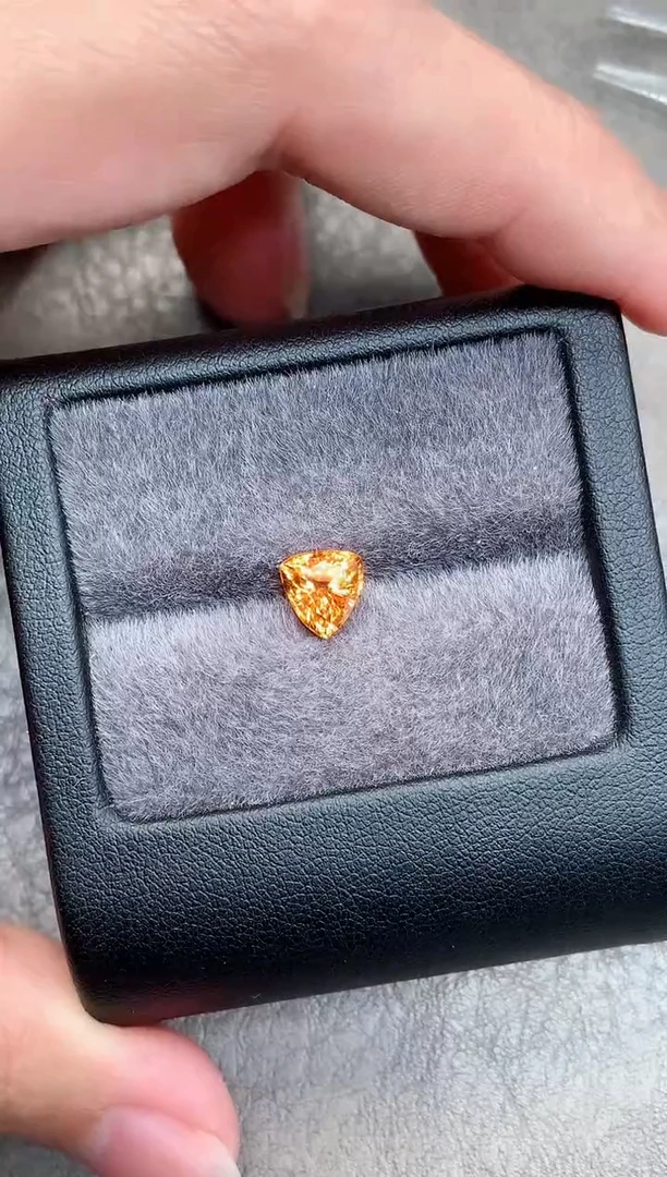 【闪购商品】石榴石裸石未镶嵌2.36ct 三角 JFX