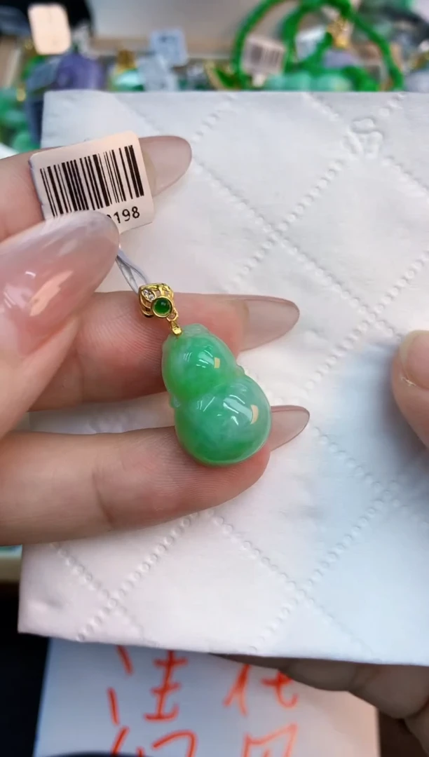 翡翠未镶嵌颈饰1