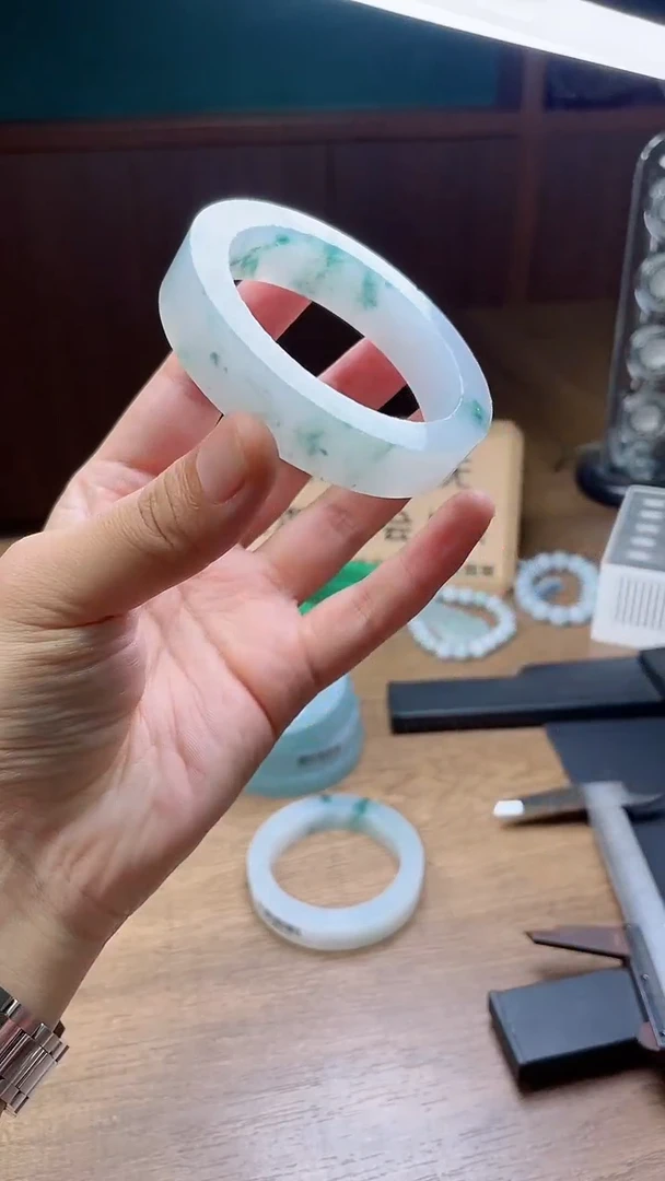 定制翡翠手镯未镶嵌哼****吼定制
