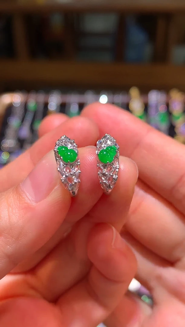 18K金镶嵌翡翠耳饰高冰正阳绿小葫芦耳包