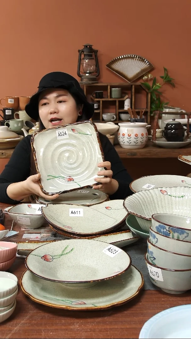 陶瓷A524 一只手绘荷花黑点螺纹方盘小号22.5*3可能微瑕