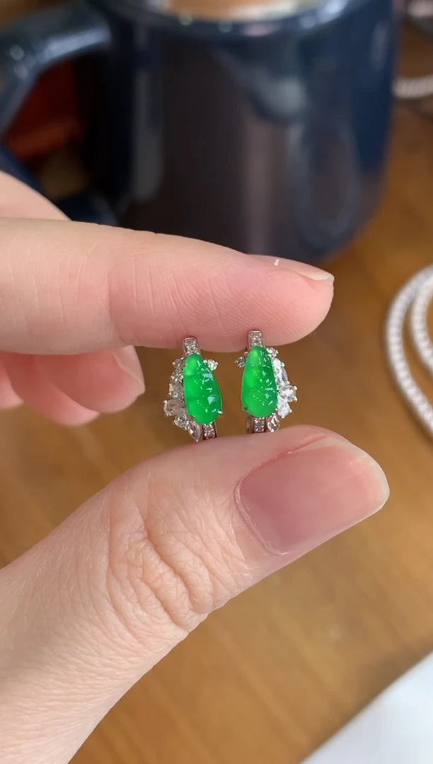 18K金镶嵌翡翠耳饰绿豆子耳包