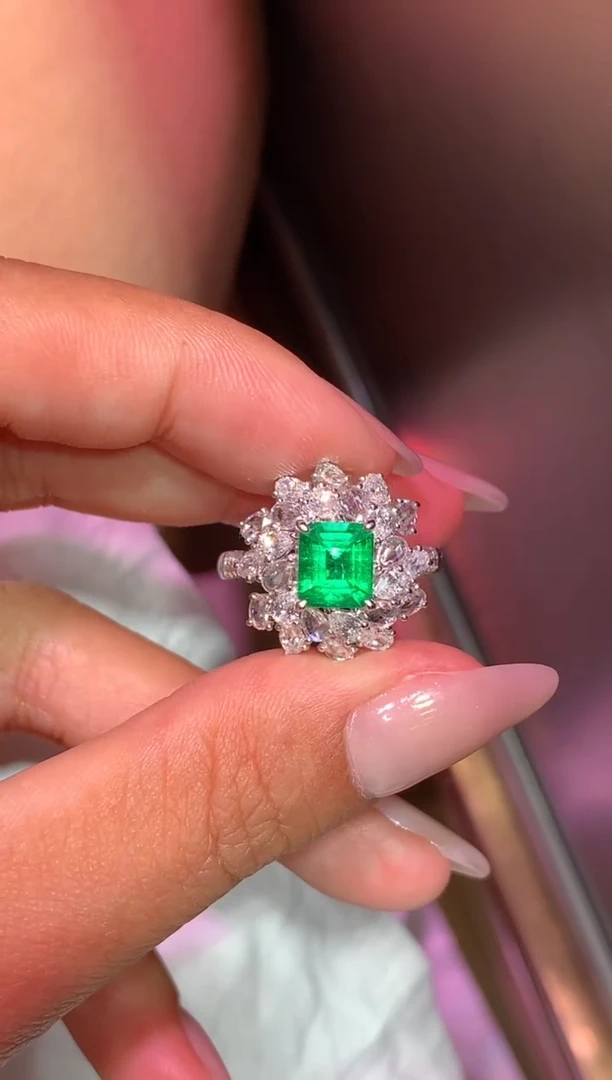 祖母绿戒指18K金镶嵌1.02CT
