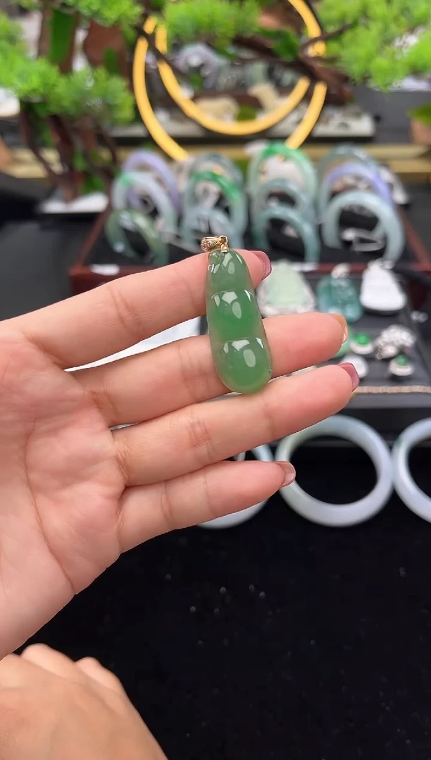 颈饰18K金镶嵌翡翠吊坠